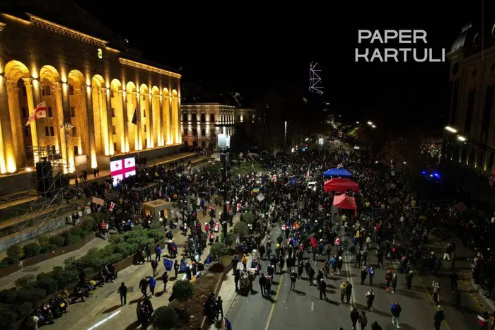 У Тбілісі опозиція почала встановлювати намети перед парламентом