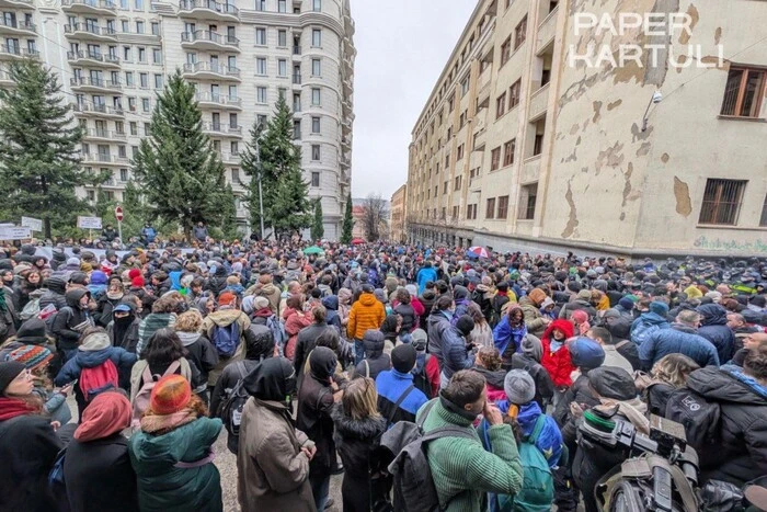 Перше засідання нового парламенту Грузії. На вулицях протестують сотні громадян