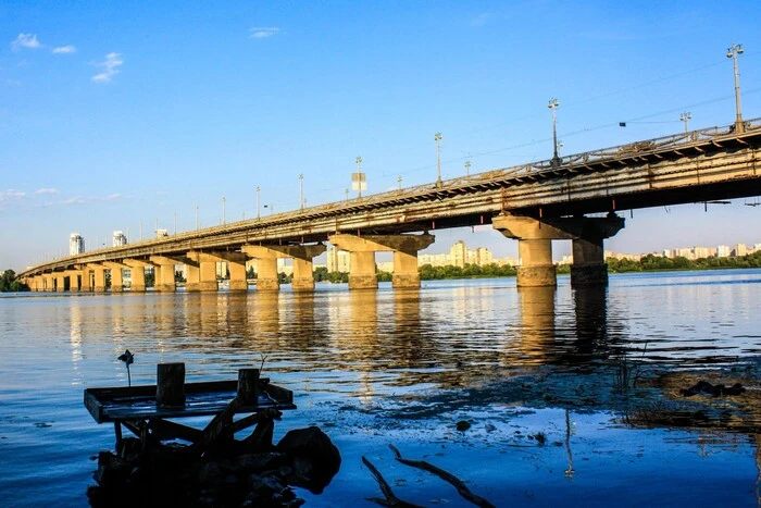 Київська влада відповіла, що планує робити з аварійними мостами Метро і Патона