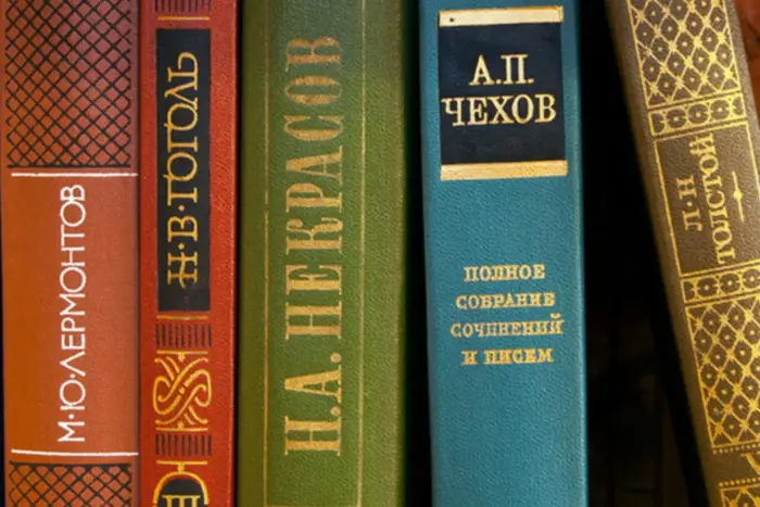 На Волині волонтери пропонують переробляти російські книги на туалетний папір