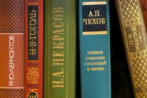 На Волині волонтери пропонують переробляти російські книги на туалетний папір