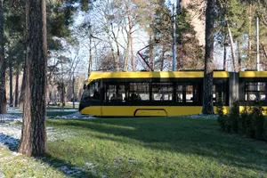 Сквер знаходиться на вулиці Алматинській у Києві