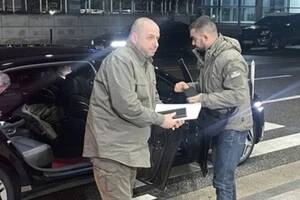 Міністр оборони України Рустем Умеров (ліворуч) прибуває до будівлі Міноборони в Сеулі 27 листопада 2024 року для переговорів зі своїм колегою Південної Кореї Кім Йон Хюном