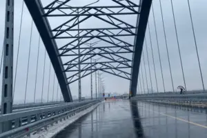 Для великовантажного транспорту Подільський мостовий перехід поки залишиться закритим