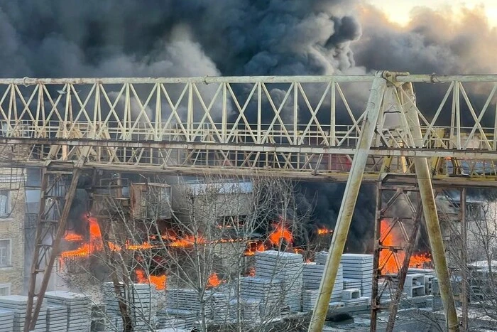 У Єкатеринбурзі палає цех з виробництва полістиролу (відео)