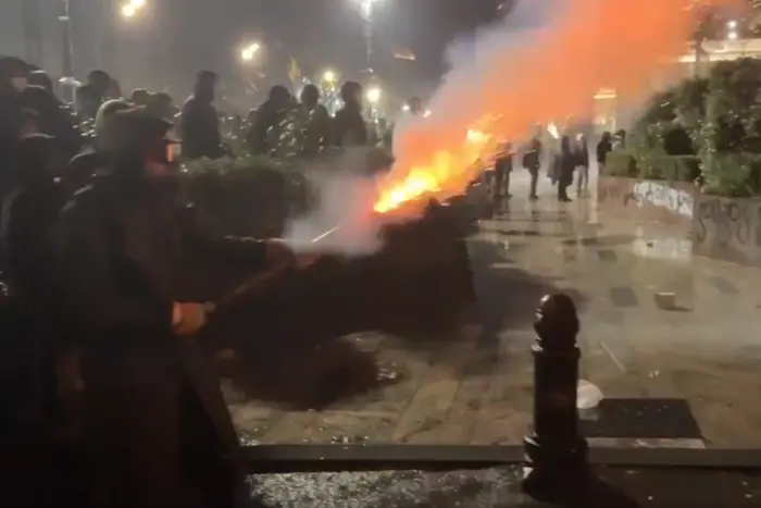 Протестувальники в Тбілісі дають відсіч поліцейським (відео)