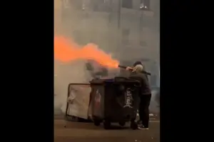 Спецназ розганяє протести у Тбілісі, мітингувальники застосували нову зброю (відео)