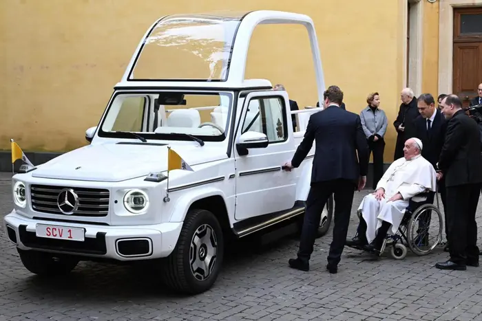 Папа Римський отримав новий електричний «папамобіль» від Mercedes (відео)