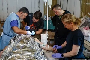 Щодня у зоні бойових дій військові медики борються за життя поранених українських бійців