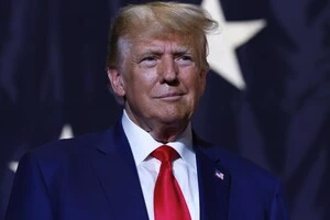 Дональд Трамп прибув в аеропорт Орлі на півдні Парижа приватним літаком