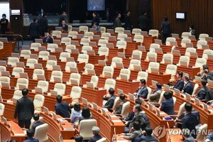 Депутати «Сили народу» почали покидати залу пленарного засідання Національних зборів перед винесенням на таємне голосування законопроєкту про імпічмент Юн Сок Юля