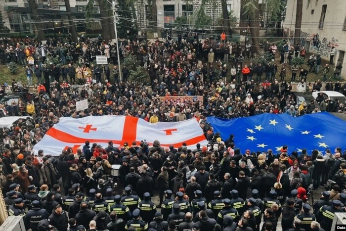 Учасники протестів у Грузії повідомляють про дзвінки з погрозами