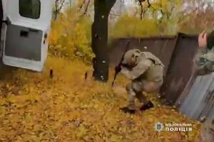 Рятуючись від ударів росіян, білі янголи сховали цивільних у покинутому будинку