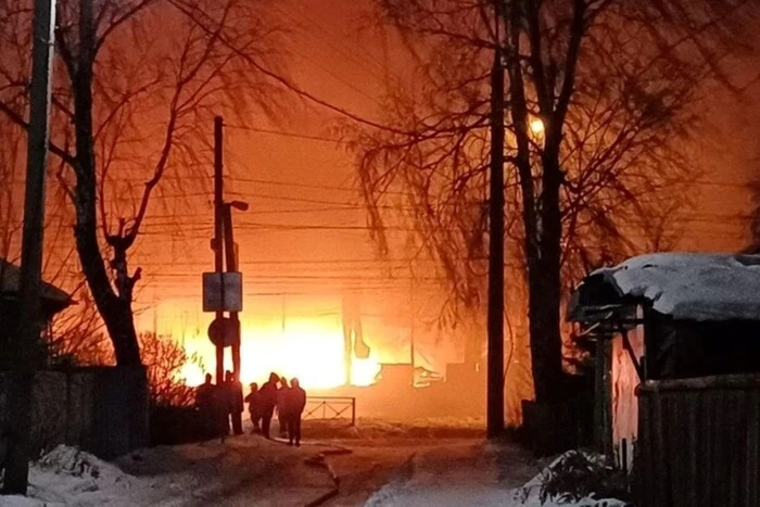 У Новосибірську горить великий склад, сильний вітер роздмухує пожежу (фото, відео)