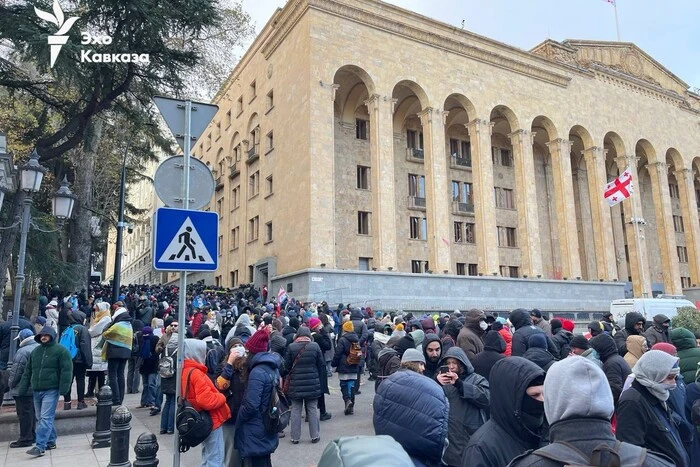 У Грузії розпочинаються президентські вибори: протестувальники перебувають біля парламенту