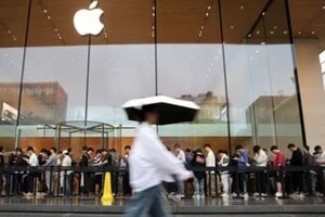 Apple планує випустити надтонкі iPhone і розкладні пристрої – WSJ 