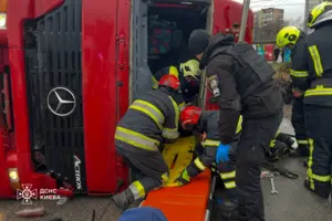 Рятувальники деблокували жінку з машини