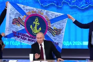 Володимир Путін показав прапор російської бригади, яка асоціюється з розгромом військ армії РФ