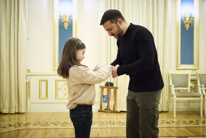 Пластуни передали Зеленському Вифлеємський вогонь миру