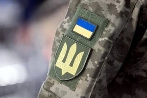 У Києві чоловіки у військовій формі жебракували біля торгівельного центру: поліція відреагувала