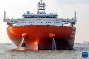 Розмір палуби судна порівнюють з авіаносцем Fujian, і воно може переміщуватися серед дрейфуючих льодів