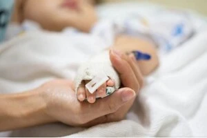 Згідно пояснень персоналу та адміністрації закладу, хлопчик вислизнув з рук та вдарився головою об підлогу