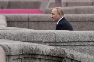 «Сейчас Путин четко следует сталинской тактике – посылая в бой, волна за волной, все новые и новые тысячи солдат»