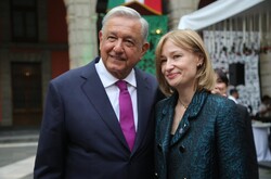 Посол України у Мексиці Оксана Драмарецька поруч із колишнім президентом Мексики Лопесом Обрадором
