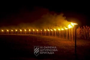 Воїни при вогнях смолоскипів вони згадують усіх полеглих побратимів