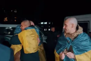 Українські захисники після повернення з полону обіймаються з побратимами