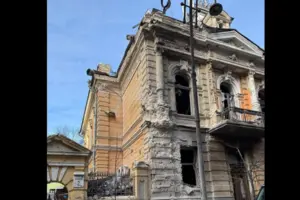 Пошкоджена будівля Національної спілки письменників України