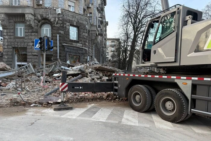 На місці учорашнього удару по центру Києва тривають аварійні роботи (фото)