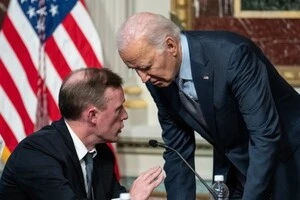 Президент Байден спілкується зі своїм радником з національної безпеки Джейком Салліваном під час круглого столу в жовтні 2023 року