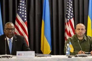 Міністр оборони України Рустем Умєров та глава Пентагону Ллойд Остін під час засідання у форматі «Рамштайну» 