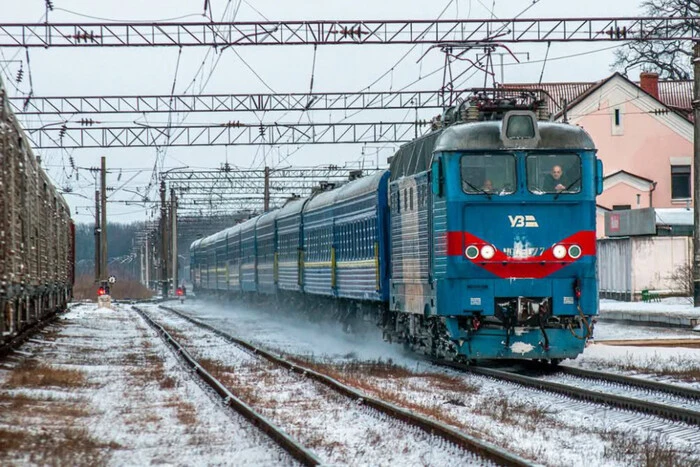 Внаслідок нічної атаки пошкоджено контактну мережу залізниці: затримується низка потягів