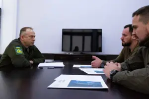 Головком Сирський (ліворуч) та військовослужбовці медичної служби Інтернаціонального легіону