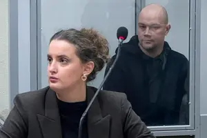 Військовослужбовець Сергій Гнезділов та його адвокатка Анастасія Бурковська