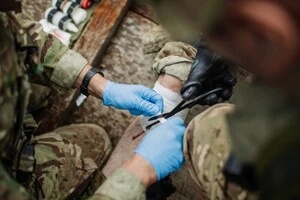 Надання першої медичної допомоги військовослужбовцям, що отримали поранення на полі бою