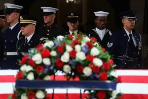 Труна з тілом Джиммі Картера, який помер 29 грудня у віці 100 років, знаходиться в Капітолію 