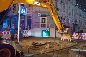 Прорив тепломережі у Києві: пошкоджено адмінбудівлю та хостел, без тепла понад 200 будинків