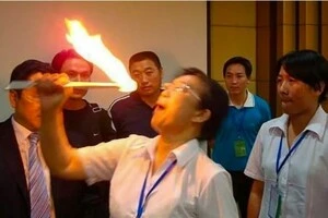 Компанія попросила співробітників ковтати вогонь, стверджуючи, що це підвищить їхню впевненість