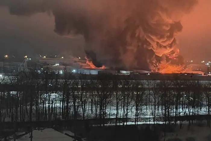 Пожежа під Санкт-Петербургом. Палає завод з виробництва ацетону