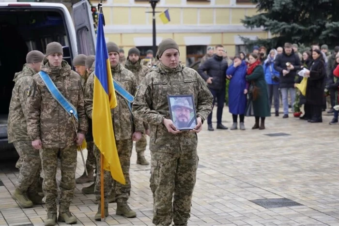 Київ прощається з військовим Андрієм Кузьменком. У нього лишилась вагітна дружина