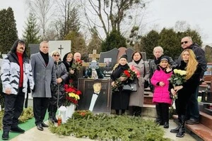 Роковини смерті. Родина та друзі зібралися на могилі Віталія Білоножка (фото)