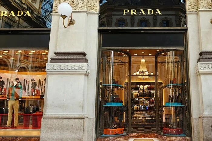 Переворот у моді: бренд Prada хоче купити Versace  