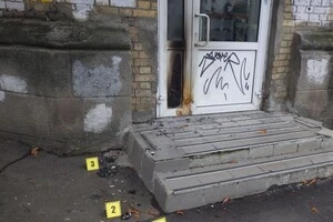 Юнак облив алкоголем металопластикові двері й підпалив запальничкою