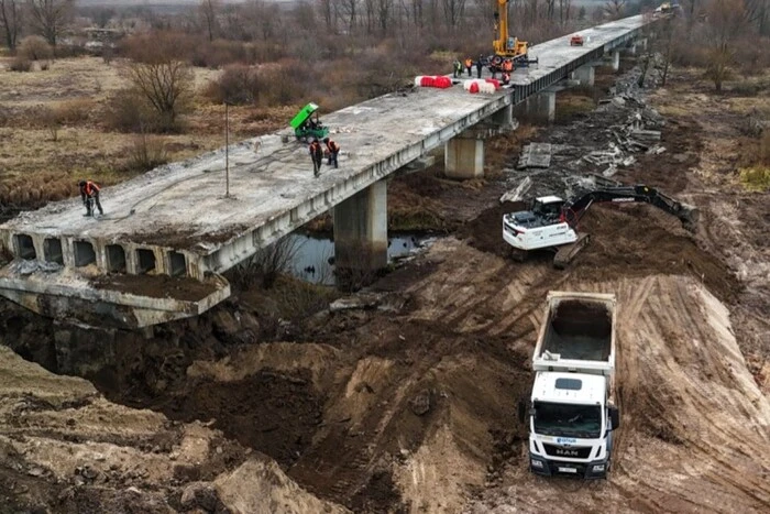 На Київщині йде відновлення мосту через річку Тетерів, пошкодженого під час окупації