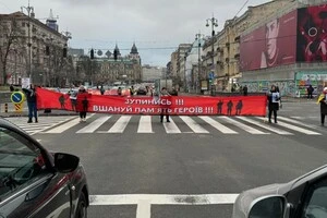 «Зупинись! Вшануй пам’ять героїв»: у Києві рідні загиблих влаштували щемливу акцію 