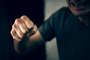  Чоловік під час конфлікту став наносити численні удари матері кулаками та ногами