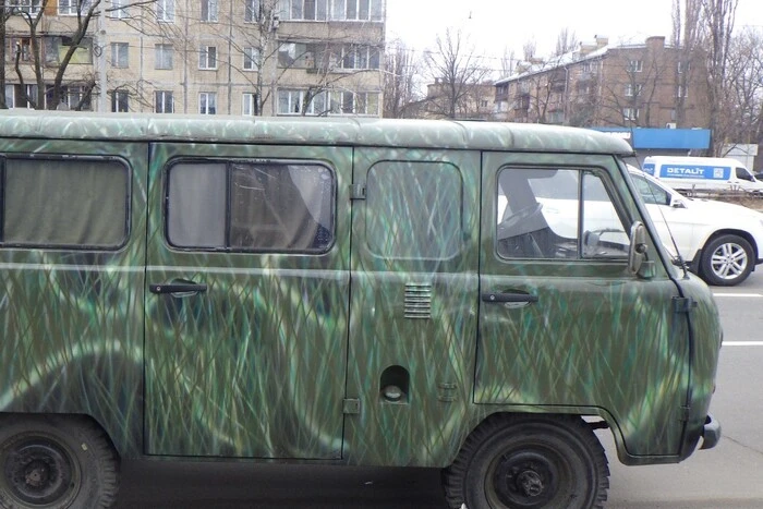 У Дарницькому районі Києва викрадено військову автівку з СТО